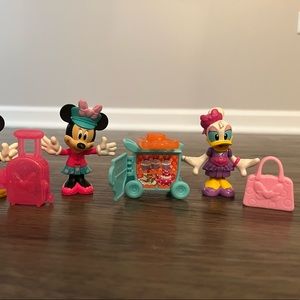 Flight attendant Minnie Mouse and Daisy toy’s